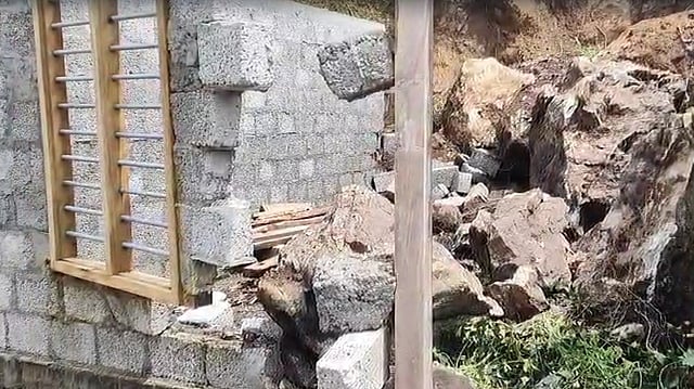 കനത്ത മഴയിൽ കൂറ്റൻ പാറക്കഷ്ണങ്ങൾ വീണു നിർമാണത്തിലിരുന്ന വീട് തകർന്നു (വിഡിയോ)