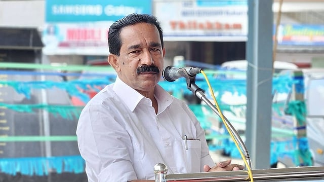 'കൊണ്ടുവന്ന കോളജ് പൂട്ടിക്കാനും പാർട്ടിക്ക് അറിയാം; വേണമെങ്കിൽ പഠിച്ചാൽ മതി'; വിദ്യാർത്ഥികളോട് സിപിഎം ജില്ലാ സെക്രട്ടറി