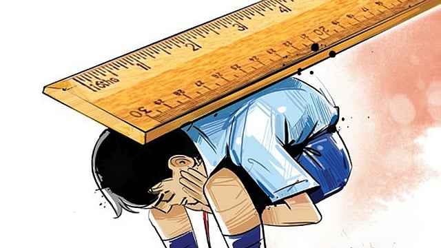 പിവിസി പൈപ്പ് കൊണ്ട് തല്ലി; അഞ്ചാം ക്ലാസ് വിദ്യാര്ഥിയെ വൈകീട്ട് വരെ മുറിയില് പൂട്ടിയിട്ടു; പ്രിന്സിപ്പലിനും അധ്യാപികയ്ക്കുമെതിരെ കേസ്
