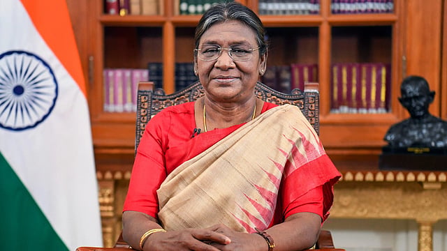 നാല് ദിവസത്തെ സന്ദര്ശനത്തിന് കേരളത്തിലെത്തി , രാഷ്ടപതി നാളെ ശബരിമലയില്