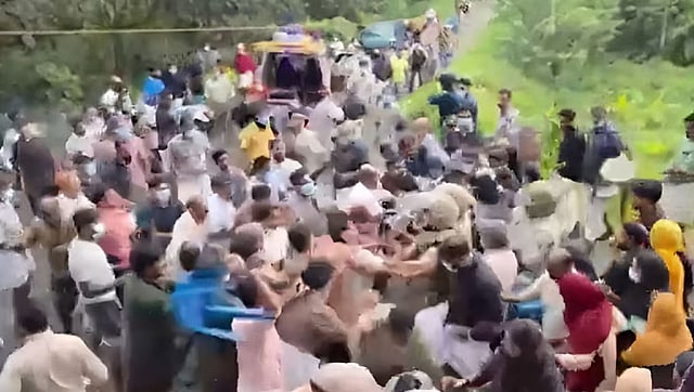 മാലിന്യകേന്ദ്രത്തിനെതിരെ സമരം; ഫാക്ടറിക്ക് തീയിട്ട് നാട്ടുകാര്; സംഘര്ഷത്തില് റൂറല് എസ്പിക്ക് പരിക്ക്