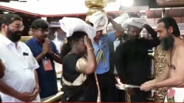 കണ്നിറയെ അയ്യനെ തൊഴുതു...; ഇരുമുടിക്കെട്ടുമായി പതിനെട്ടാം പടി കയറി രാഷ്ട്രപതി സന്നിധാനത്ത്, പൂര്ണകുംഭം നല്കി സ്വീകരിച്ചു