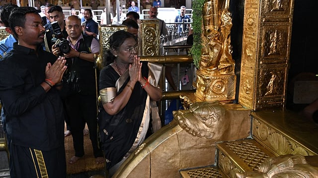 ശ്രീകോവിലിന് മുന്നില് രാഷ്ട്രപതി തൊഴുതു നില്ക്കുന്ന ചിത്രം; വിമര്ശനത്തിന് പിന്നാലെ എക്സില് നിന്നും പിന്വലിച്ചു