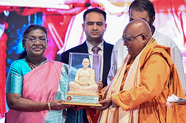 മുൻ രാഷ്ട്രപതി കെആർ നാരായണൻ്റെ പ്രതിമ രാജ്ഭവനിൽ അനാച്ഛാദനം ചെയ്ത ശേഷം ശിവഗിരിയിൽ മഹാസമാധിയുടെ സമ്മേളനവും രാഷ്ട്രപതി ഉദ്ഘാടനം ചെയ്തു.