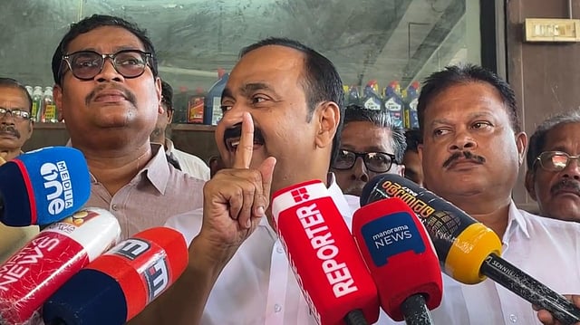 'മോദിയെ കണ്ടതിന് പിന്നാലെ ധൃതിപ്പെട്ട് എംഒയുവില്‍ ഒപ്പിട്ടു; പിന്നില്‍ ബ്ലാക്ക് മെയിലിങ്; പുറത്തുവരുന്ന വിവരങ്ങള്‍ ഞെട്ടിപ്പിക്കുന്നത്'