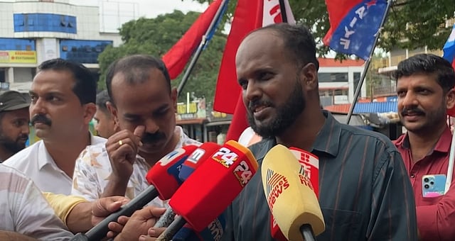 'എസ്എഫ്ഐ ഇനി മുണ്ടുടുത്ത് സമരത്തിനിറങ്ങരുത്; കാവി കളസം പൊതുജനത്തിന് കാണേണ്ടി വരും'