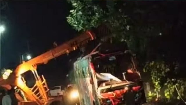 കോട്ടയത്ത് ടൂറിസ്റ്റ് ബസ് മറിഞ്ഞ് അപകടം, ഒരാള് മരിച്ചു