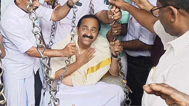 തെരഞ്ഞെടുപ്പില് വിജയിക്കാന് നേര്ന്നത്; വിഡി സതീശന് ഉണ്ണിയപ്പം കൊണ്ട് തുലാഭാരം