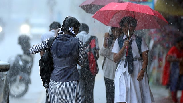 കനത്ത മഴ; തൃശൂര്‍ ജില്ലയിലെ വിദ്യാഭ്യാസ സ്ഥാപനങ്ങള്‍ക്ക് നാളെ അവധി