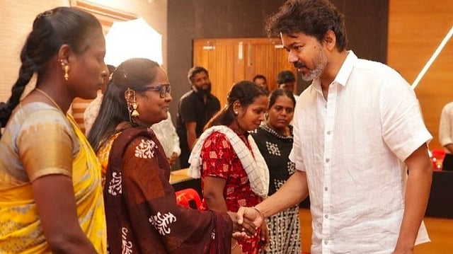'കാലില് പിടിച്ച് മാപ്പുപറഞ്ഞു'; കരൂര് ദുരന്തത്തില് മരിച്ചവരുടെ കുടുംബങ്ങളെ മഹാബലിപുരത്ത് എത്തിച്ച് കണ്ട് വിജയ്
