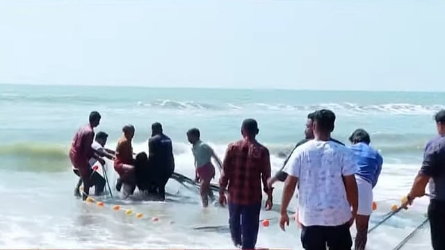 കണ്ണൂര് പയ്യാമ്പലത്ത് മൂന്ന് മെഡിക്കല് വിദ്യാര്ത്ഥികള് മുങ്ങിമരിച്ചു