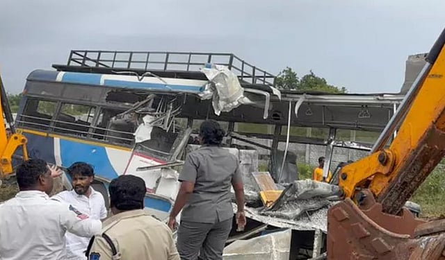 തെലങ്കാനയില് ബസ്സിന് പിന്നിലേക്ക് ടിപ്പര്ലോറി ഇടിച്ചുകയറി; 24 മരണം; മരിച്ചവരില് മൂന്ന് മാസം പ്രായമായ കുട്ടിയും; വിഡിയോ
