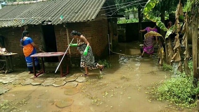 2018 പ്രളയത്തിൽ വെള്ളം കയറിയ ആലപ്പുഴയിലെ വീട് വൃത്തിയാക്കുന്ന കുടുംബശ്രീ പ്രവർത്തകർ (ഫയൽ ചിത്രം)