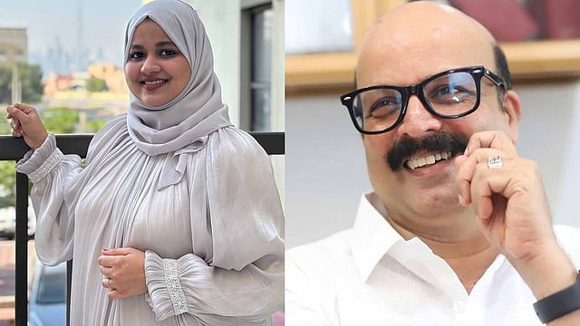 'പണ്ഡിത വേഷത്തെ നോക്കി അവര്‍ ഉള്ളാലെ ചിരിക്കുകയാണ്, എന്തു രസായിട്ടാണ് കാലം കണക്കു തീര്‍ക്കുന്നത്!' 
