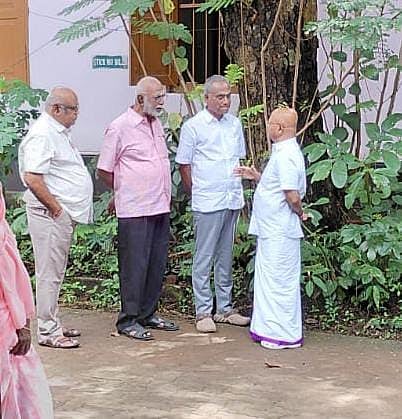 മലബാര് സിമന്റ്സ് അഴിമതിക്കേസ് പ്രതികളില്പ്പെട്ട വി.എം. രാധാകൃഷ്ണന്ഡ, എസ്. വടിവേലു, എന്. കൃഷ്ണകുമാര്, എസ്.എസ്. മോനി എന്നിവര് തൃശൂര് വിജിലന്സ് കോടതിയില് ഹാജരാകാന് എത്തിയപ്പോള്