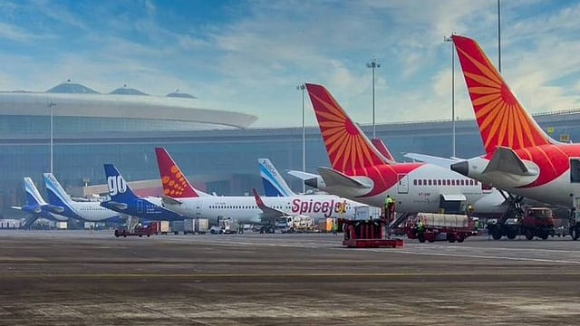 എയര് ട്രാഫിക് കണ്ട്രോളില് തകരാര്; ഡല്ഹി വിമാനത്താവളത്തിന്റെ പ്രവര്ത്തനം താറുമാറായി, നൂറിലധികം വിമാനങ്ങള് വൈകി