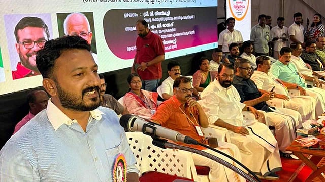 'രാഹുല് ശിക്ഷിക്കപ്പെട്ട വ്യക്തിയല്ല, മാറ്റിനിര്ത്തുന്നത് അന്തസ്സല്ല'; വേദിപങ്കിട്ടതില് പ്രശ്നം തോന്നുന്നില്ലെന്ന് വി ശിവന്കുട്ടി