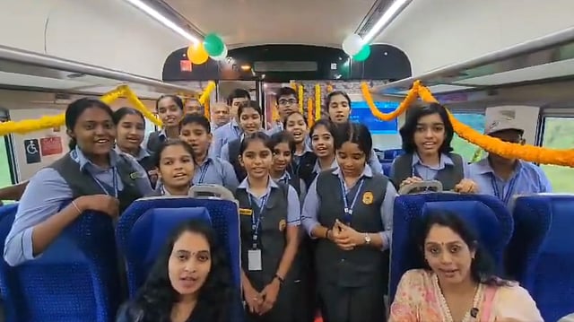 എറണാകുളം- ബംഗളൂരു വന്ദേഭാരത് ഉദ്ഘാടനത്തിനിടെ ഗണഗീതവും; വിഡിയോ പങ്കുവെച്ച് റെയില്വേ, വിവാദമായതോടെ പിന്വലിച്ചു- വിഡിയോ