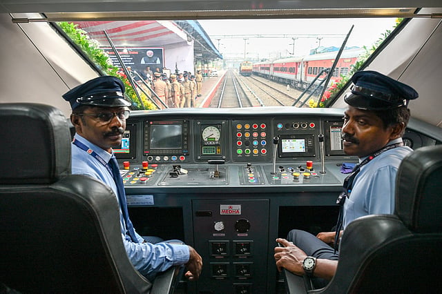 പതിവ് സര്വീസ് അടുത്ത ചൊവ്വാഴ്ച തുടങ്ങുമെന്നാണ് സൂചന. കെഎസ്ആര് ബംഗളൂരുവില് നിന്ന് രാവിലെ 5.10ന് പുറപ്പെടുന്ന ട്രെയിന് ഉച്ചയ്ക്ക് 1.50 ന് എറണാകുളത്തെത്തും.