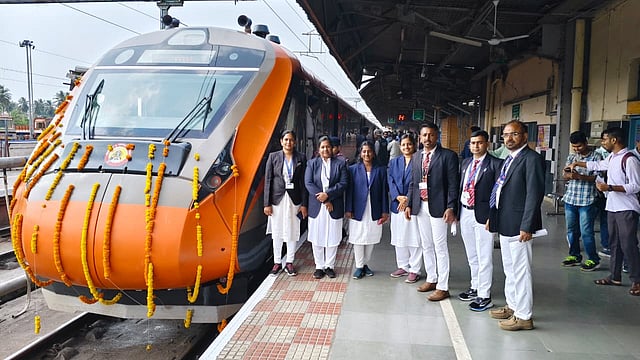എറണാകുളം സൗത്ത് റെയില്വേ സ്റ്റേഷനില് നിന്നാണ് ട്രെയിനിന്റെ ഉദ്ഘാടനയാത്ര.