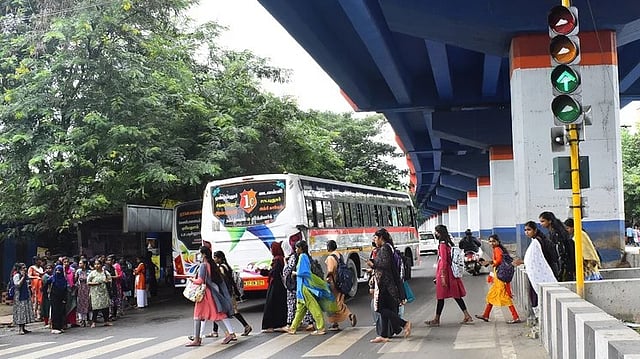 സിഗ്നലിൽ മഞ്ഞ ലൈറ്റ് തെളിഞ്ഞാൽ എന്തു ചെയ്യണം?, എവിടെ നിർത്തണം?; ഇടവിട്ടിടവിട്ട് ആമ്പർ ലൈറ്റ് തെളിഞ്ഞാലോ?, വിശദീകരണം