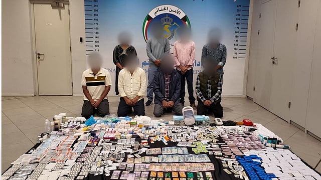 അ​ന​ധി​കൃ​ത ക്ലി​നി​ക്: നാല് ഇന്ത്യക്കാരടക്കം എട്ട് പ്രവാസികൾ കുവൈത്ത് പൊലീസിന്റെ പിടിയിൽ 