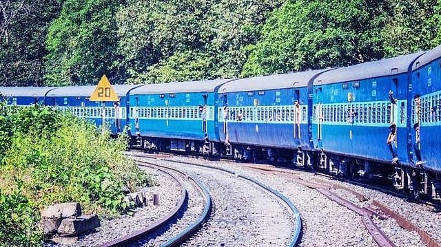 ഭാര്യയും മകളും കയറിയില്ല; അപായച്ചങ്ങല വലിച്ച് ട്രെയിൻ നിർത്തിച്ചു; റിട്ട. റെയിൽവേ സൂപ്രണ്ടിന് സമൻസ്