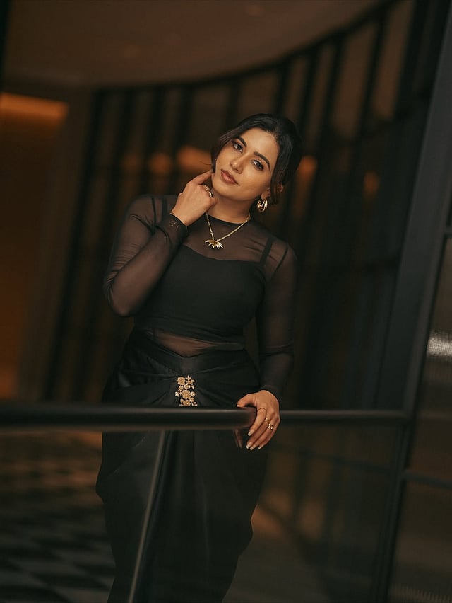 കറുപ്പണിഞ്ഞ് അതിസുന്ദരിയായി അഞ്ജു കുര്യന്