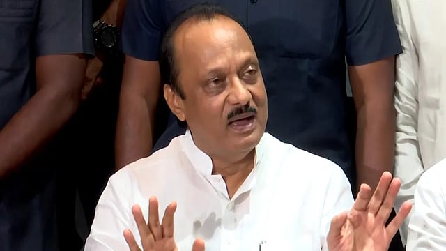 'നിങ്ങളുടെ കയ്യില് വോട്ട്, എന്റെ കയ്യില് ഫണ്ട് '; തെരഞ്ഞടുപ്പ് റാലിയില് അജിത് പവാര്, വോട്ടര്മാരെ ഭീഷണിപ്പെടുത്തിയെന്ന് ആക്ഷേപം