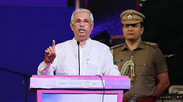 'ഭാരതാംബയെ നോക്കി ആരാണീ സ്ത്രീ എന്ന് ചോദിക്കുന്നു?'; കൊളോണിയൽ ചിന്തകളിൽ നിന്നു പുറത്തു വരണമെന്ന് ​ഗവർണർ