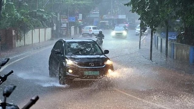ചൊവ്വാഴ്ച വരെ ഇടിമിന്നലോട് കൂടിയ ശക്തമായ മഴ; ഒന്പത് ജില്ലകളില് യെല്ലോ അലര്ട്ട്