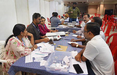 തൃശൂരും കൊച്ചിയിലും യുഡിഎഫ്, തിരുവനന്തപുരത്ത് എൻഡിഎ; കോര്പറേഷനുകളില് കടുത്ത പോരാട്ടം