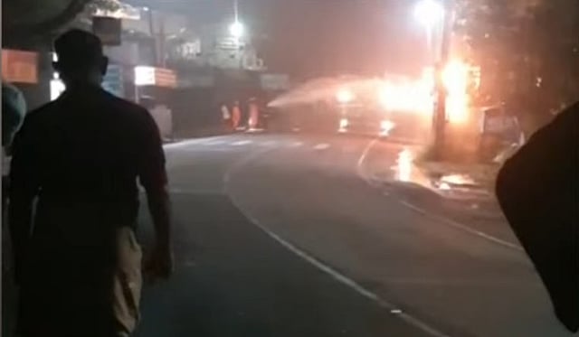 ഗ്യാസ് സിലിണ്ടര് ലോറിയില് അതിക്രമിച്ചു കയറി, സിലിണ്ടര് കുത്തിത്തുറന്ന് തീകൊളുത്തി യുവാവിന്റെ ആത്മഹത്യാശ്രമം; ഒഴിവായത് വന് ദുരന്തം