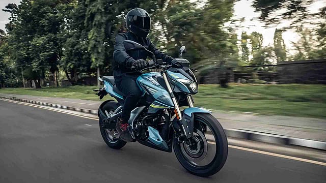 അപ്സൈഡ്-ഡൗണ് ഫ്രണ്ട് ഫോര്ക്ക്, സിംഗിള്-പീസ് സീറ്റ്; സ്പോര്ട്ടി മോഡല്, പുതിയ പള്സര് എന്160 വിപണിയില്