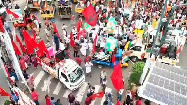 കളറാക്കി കലാശക്കൊട്ട്, ആവേശം കൊടുമുടിയില്; നാളെ നിശബ്ദ പ്രചാരണം, മറ്റന്നാള് 7 ജില്ലകളില് വിധിയെഴുത്ത്