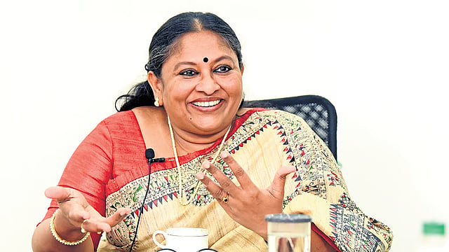 'നമ്മുടെ ഭാഷ പുരുഷ കേന്ദ്രീകൃതം, എഴുത്തുകാരൻ എന്ന വാക്കുപോലും പ്രശ്നം'; കെ ആര് മീര