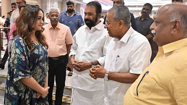 'അഭിമാന താരത്തോടൊപ്പം'; സര്ക്കാരിന്റെ ക്രിസ്മസ് വിരുന്നില് മുഖ്യാതിഥിയായി ഭാവന