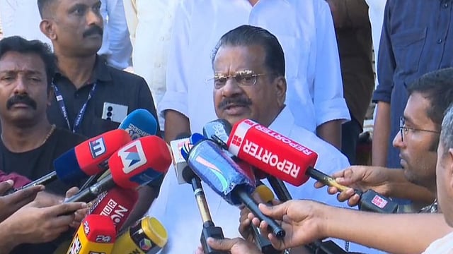 'അത് ക്രിസ്മസിന് ഉണ്ടാക്കിയ പടക്കം, കെട്ട് അല്പ്പം മുറുകിയാല് പൊട്ടും; ഒരു പാട്ടില് കലങ്ങി പോകുന്നതല്ല ഞങ്ങളുടെ രാഷ്ട്രീയം'- വിഡിയോ