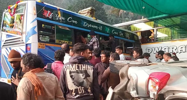ശബരിമല തീര്ഥാടകരുടെ ബസ് നിയന്ത്രണം വിട്ട് അപകടം, 3 പേര്ക്ക് ഗുരുതര പരിക്ക്, വാഹനം കടത്തിവിട്ടത് നിരോധനം മറികടന്ന്