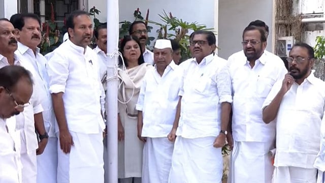 ദേശീയ ഗാനം വീണ്ടും തെറ്റിച്ച് കോണ്‍ഗ്രസ് നേതാക്കള്‍; അബദ്ധം എ കെ ആന്റണി പങ്കെടുത്ത ചടങ്ങില്‍ 