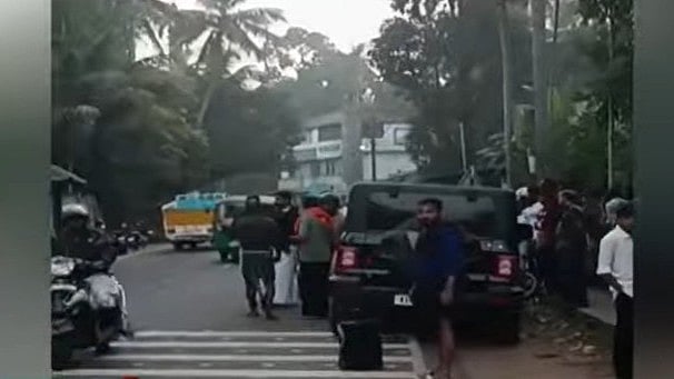 റോഡു മുറിച്ചു കടക്കുന്നതിനിടെ ജീപ്പ് ഇടിച്ചു തെറിപ്പിച്ചു; വീട്ടമ്മ മരിച്ചു