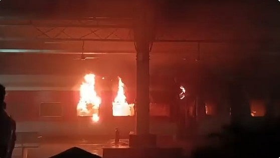 ആന്ധ്രയില് ട്രെയിന് തീപിടിച്ച് ഒരാള് മരിച്ചു; അഗ്നിബാധ എറണാകുളം- ടാറ്റനഗര് എക്സ്പ്രസില്