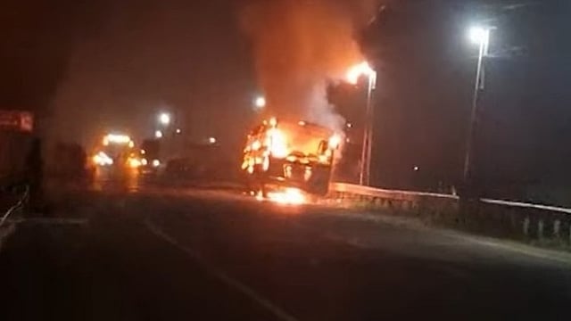 ഓടിക്കൊണ്ടിരുന്ന കെഎസ്ആര്ടിസി ബസിന് തീപിടിച്ചു; അപകടത്തില്പ്പെട്ടത് ഗവി ഉല്ലാസയാത്രാ ബസ്