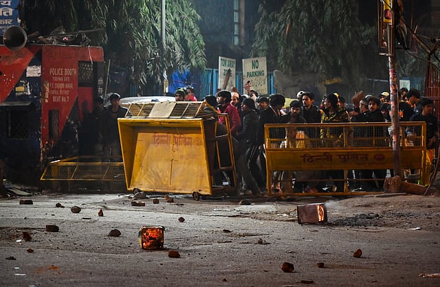 ബാരിക്കേഡുകള് തകര്ക്കാന് ശ്രമിക്കുകയും ചെയ്തു. പ്രതിഷേധക്കാരെ പിരിച്ചുവിടാന് പൊലിസ് കണ്ണീര്വാതകം പ്രയോഗിച്ചു