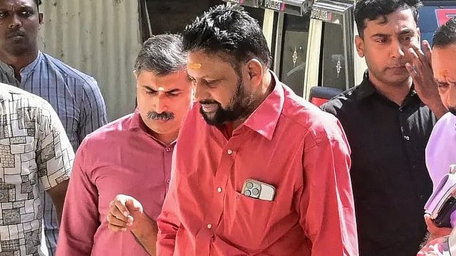 ദേഹാസ്വാസ്ഥ്യം; തന്ത്രി കണ്ഠരര് രാജീവര് ഐസിയുവില്, ചെങ്ങന്നൂരിലെ വീട്ടില് എസ്ഐടി പരിശോധന