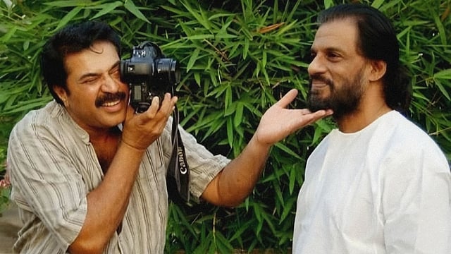 മുഖം അല്പം ഒന്ന് ഉയർത്തിക്കേ... സ്മൈൽ പ്ലീസ്; യേശുദാസിന് പിറന്നാൾ ആശംസകളുമായി മമ്മൂട്ടി