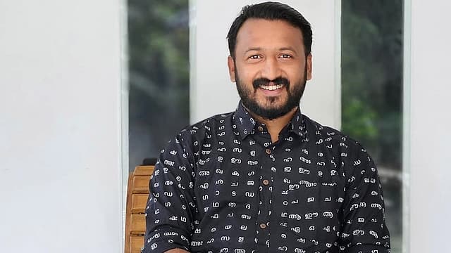 രാഹുല്‍ മാങ്കൂട്ടത്തിലിനെ കസ്റ്റഡിയിലെടുത്തത് പഴുതടച്ച നീക്കത്തിലൂടെ, റിസപ്ഷനിലുള്ളവരുടെ ഫോണ്‍ പിടിച്ചെടുത്തു; എത്തിയത് എട്ടംഗ സംഘം  