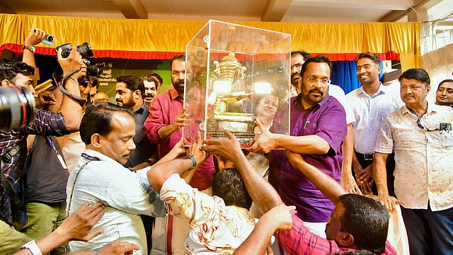വര്ണം വിതച്ച് കലാഘോഷയാത്ര; സ്വര്ണക്കപ്പിനെ ആവേശത്തോടെ വരവേറ്റ് പൂരനഗരി