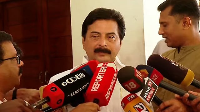 'വിസ്മയം സൃഷ്ടിക്കേണ്ട കാര്യമെന്തിരിക്കുന്നു, ഇത് വല്ലാത്ത കൂത്തല്ലേ സത്യത്തില്'; മുന്നണി മാറ്റമില്ലെന്ന് റോഷി അഗസ്റ്റിന്