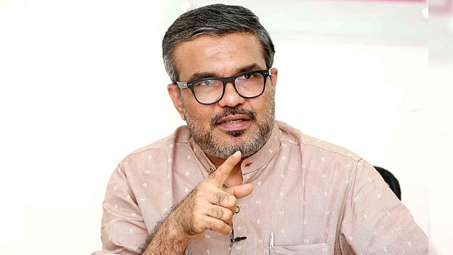 'പാരിയത്തുകാവിലെ പുതുയുഗപ്പിറവിയെ ഇരുട്ടുമുറിയിൽ വിചാരണ ചെയ്തോ? എവിടെ 
സ്വത്വവാദികള്‍? എവിടെ ജമാ അത്ത് ഇസ്ലാമി?'